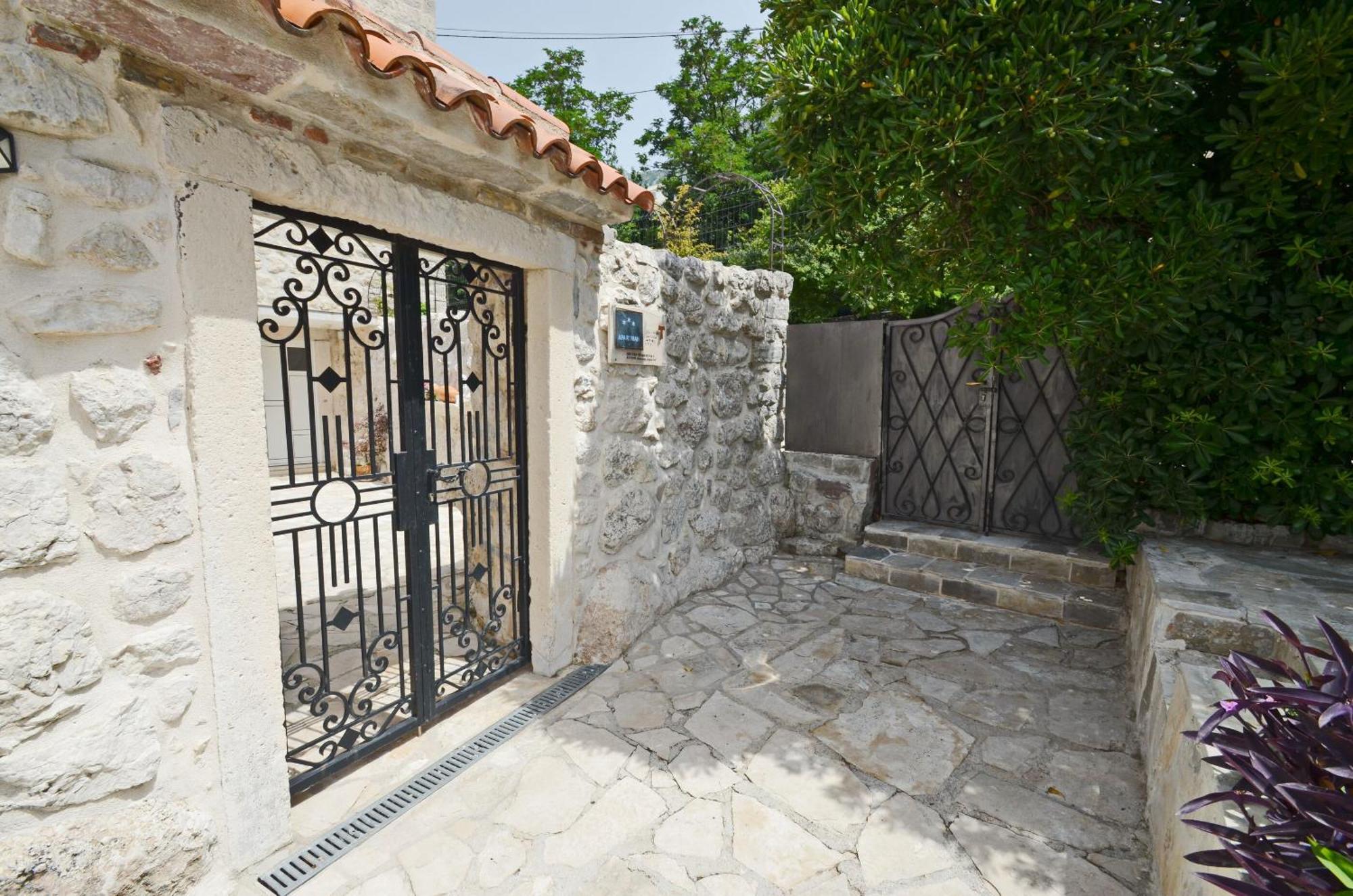 Apartments Mir I Dobro Kotor Bagian luar foto