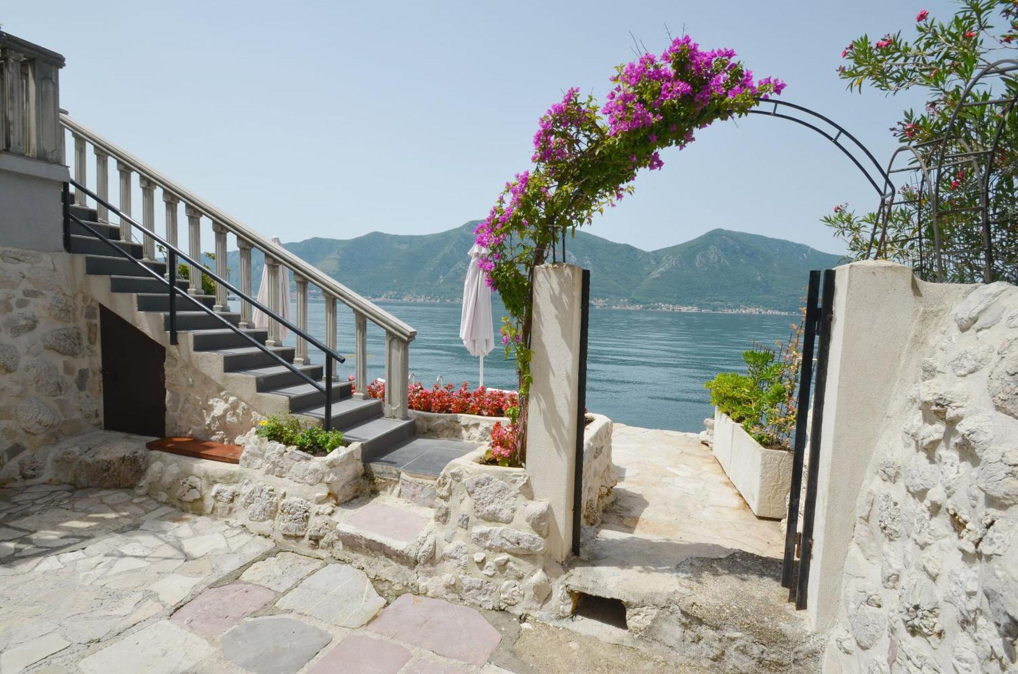 Apartments Mir I Dobro Kotor Bagian luar foto