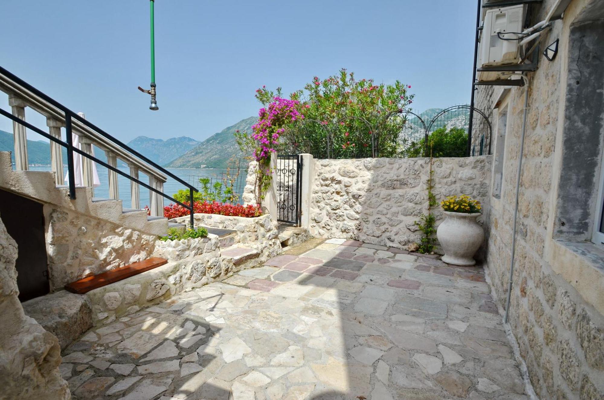 Apartments Mir I Dobro Kotor Bagian luar foto