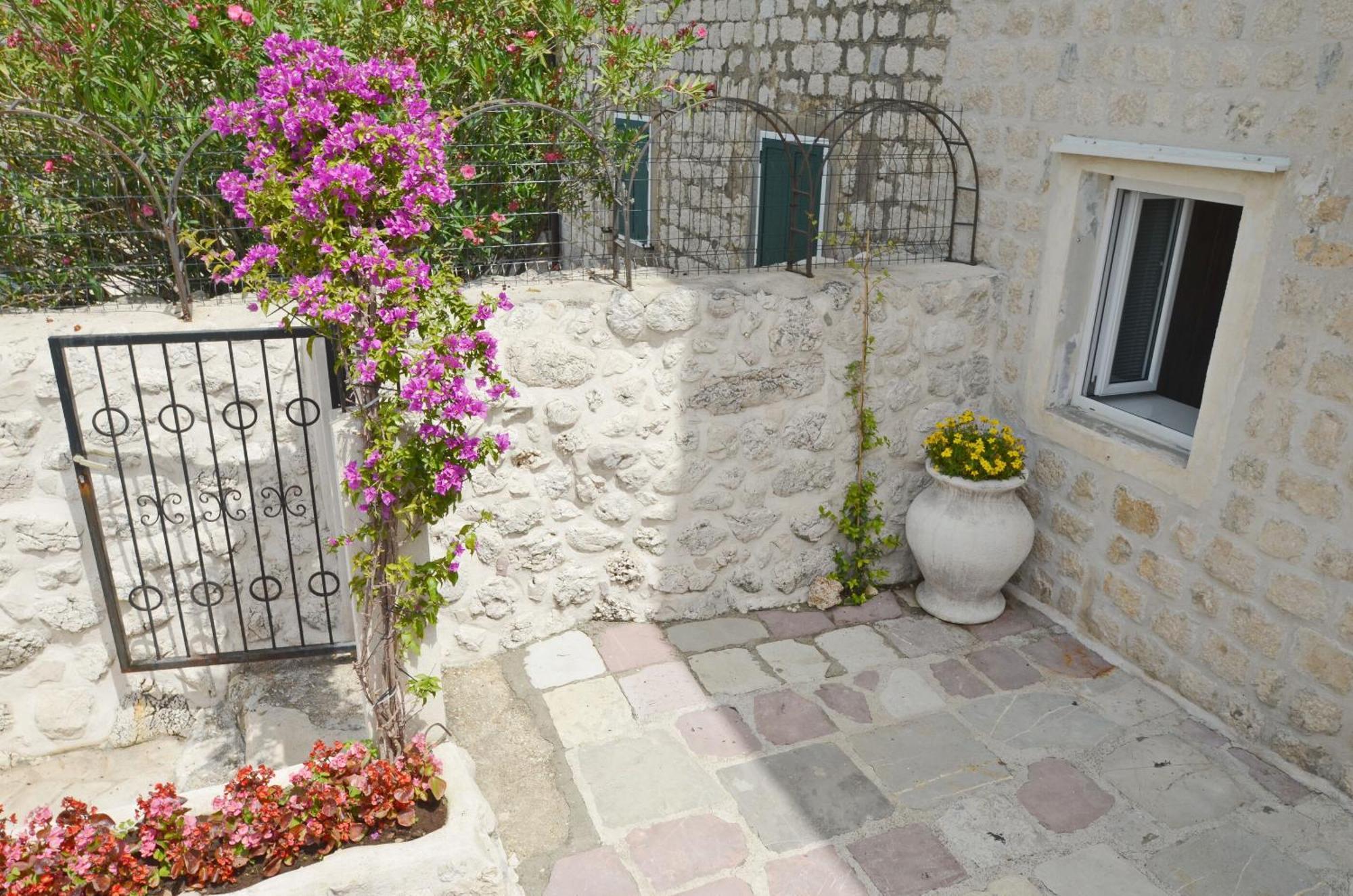 Apartments Mir I Dobro Kotor Bagian luar foto