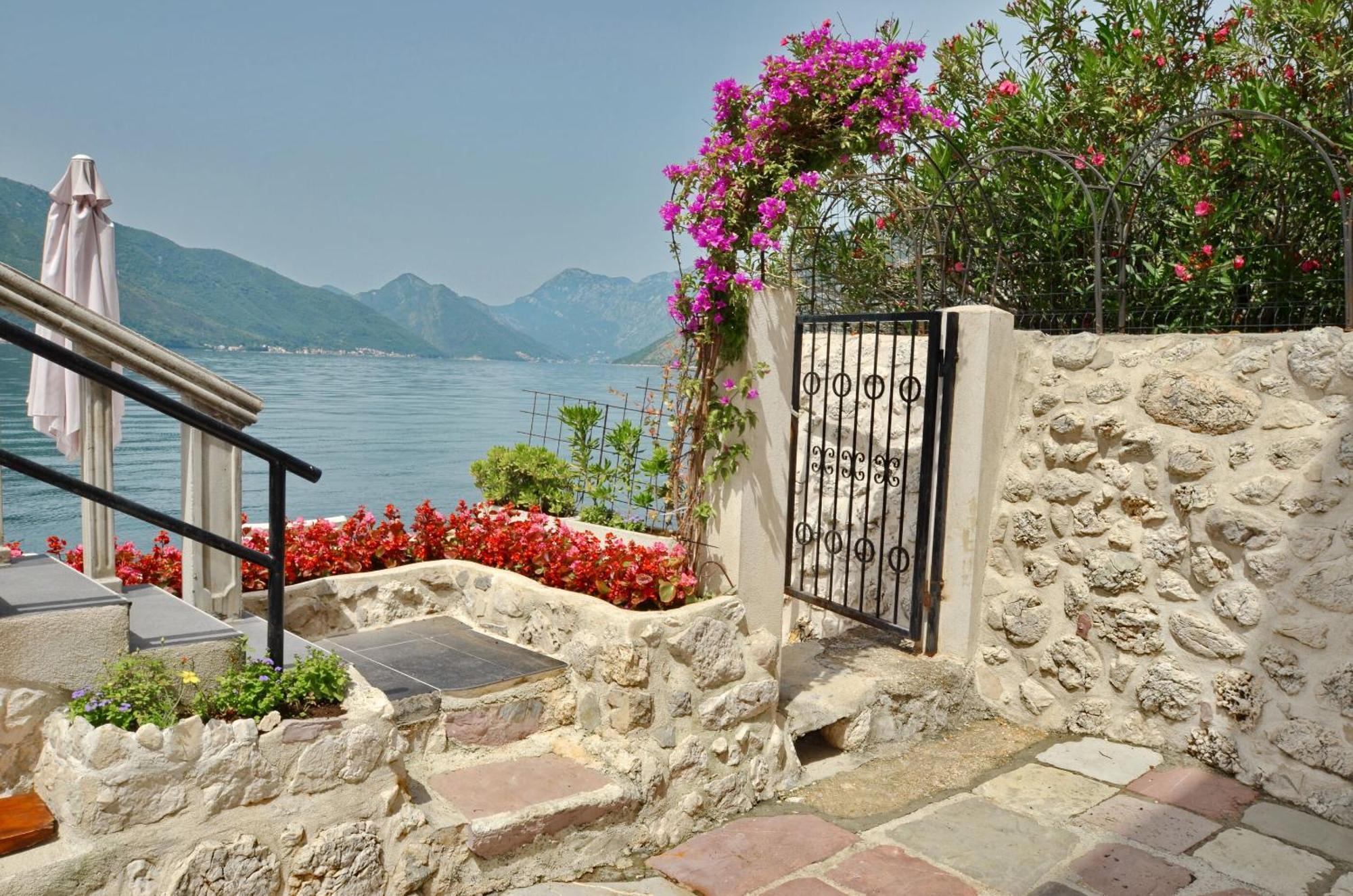 Apartments Mir I Dobro Kotor Bagian luar foto