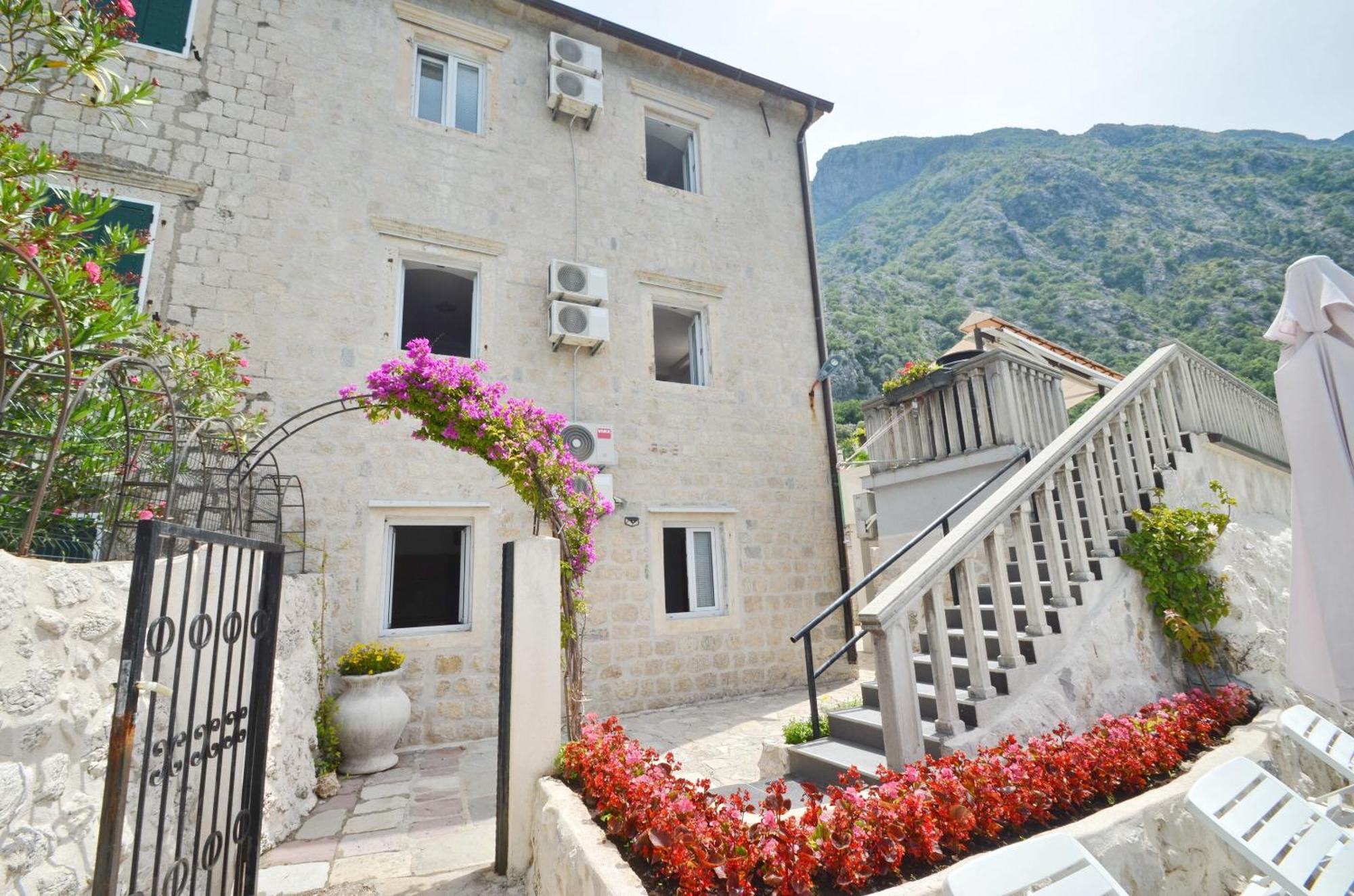 Apartments Mir I Dobro Kotor Bagian luar foto